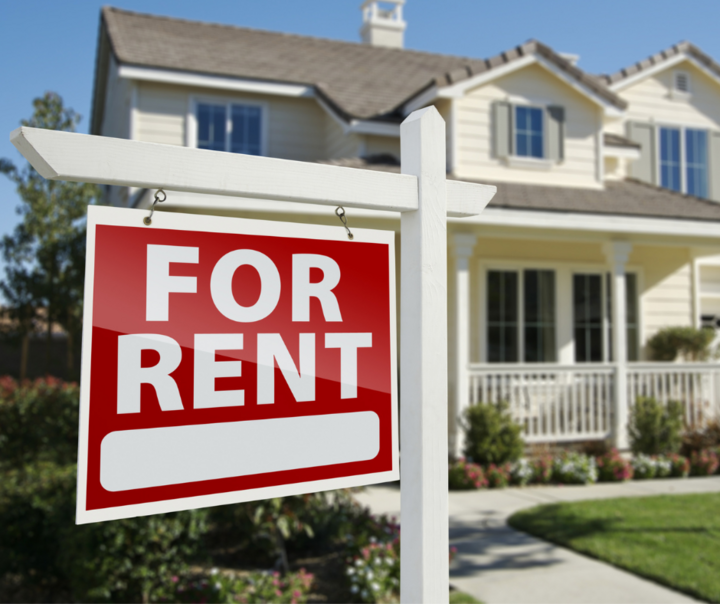 Home with For Rent sign 